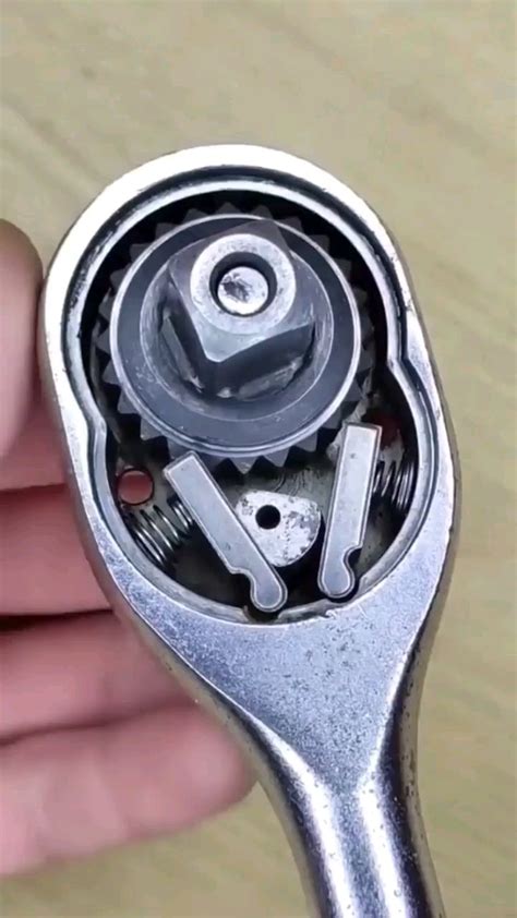 How a ratchet wrench works. : r/oddlysatisfying