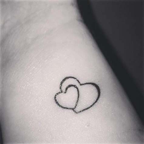 coeur-tatouage-idee-petit-tatouage-poignet | Small heart tattoos, Heart tattoo designs, Two ...