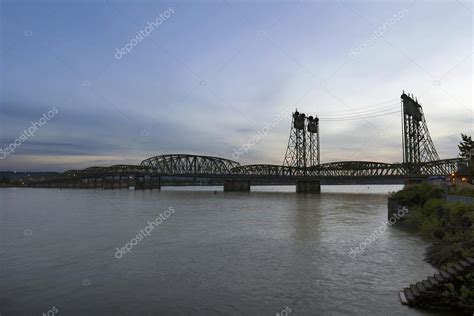 Interstate Bridge Over Columbia River at Dusk — Stock Photo © jpldesigns #46419889