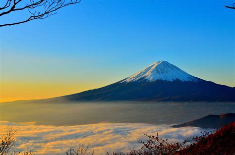 Montaña en las nubes al atardecer Fondo de pantalla ID:5383