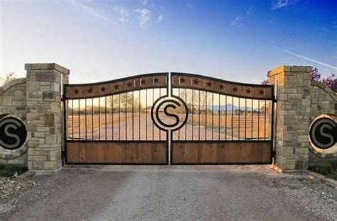 Pin by Elizabeth on จัดสวน | Farm entrance, Farm gates entrance, House gate design