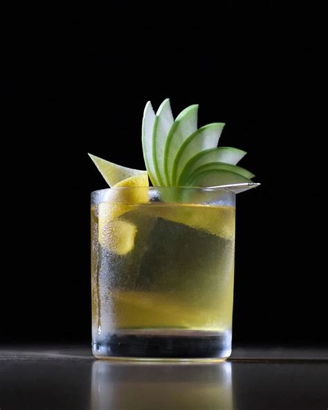 5 Easy (and Beautiful) Cocktail Garnishes | Cocktail garnish, Drink ...