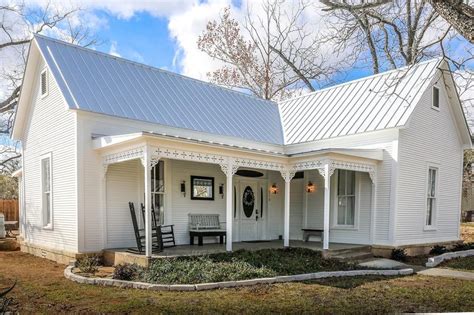 313 E Travis St, Fredericksburg, TX 78624 | Small farmhouse, Old farm houses, Farmhouse remodel