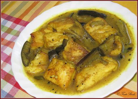 Taste Buds: Begun diye macher jhol (Mild fish curry with eggplants)