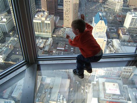 File:A leaning child's view through a skyscraper's window and glass floor.jpg - Wikimedia Commons