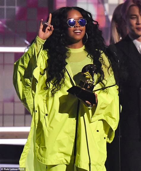 H.E.R. is unmissable in fluoro yellow at 2019 Grammy Awards | Daily ...