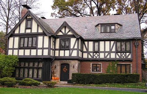 Tudor houses are mainly characterized by their wooden tim – Artofit