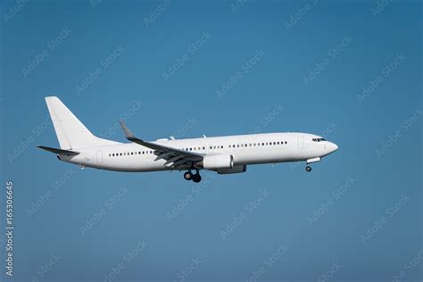 Boeing 737-800 landing Stock Photo | Adobe Stock