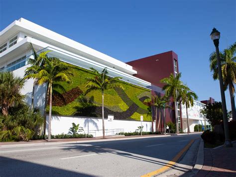 IPIC Delray Beach Greenwall - Greenroofs.com