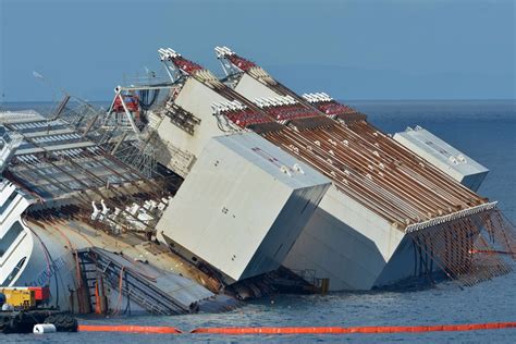 Concordia captain returns to crashed ship, 2 years late