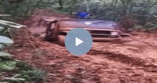 jeep chain incident reddit aftermath video jeep stuck in mud jeep stuck in mud chain breaks full ...