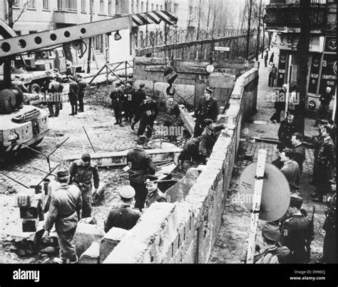 Berlin wall 1961 archival Black and White Stock Photos & Images - Alamy