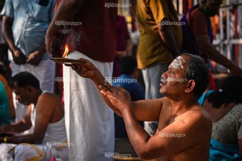 11253632 - Tamil Hindu devotees perform Thai Amavasai rituals in ...