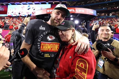 Travis Kelce Praises Mom Donna Kelce’s ‘Communication’ Skills