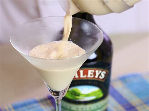 How to Make a Bailey's and Amaretto | Baileys, Irish cream, Baileys irish cream