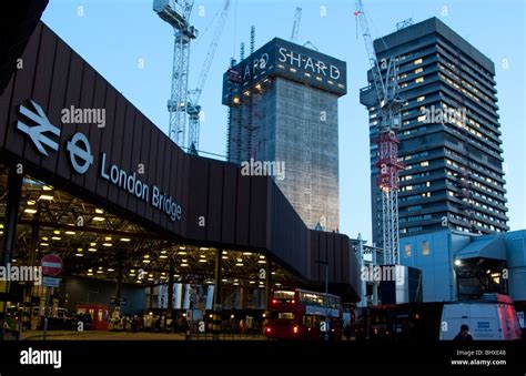 London Bridge Station concourse with The Shard skyscraper and Guy's Hospital in background Stock ...