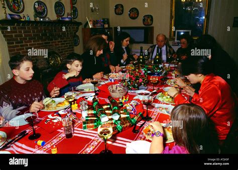 Christmas Dinner Family Round Table Stock Photo: 5331726 - Alamy