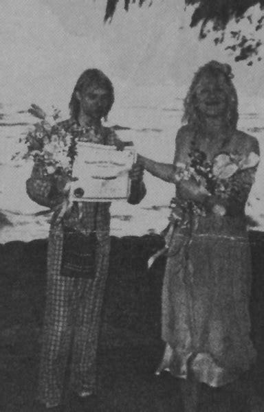 Rare Vintage Photos Of Kurt Cobain & Courtney Love On Their Wedding Day In Hawaii - Art-Sheep