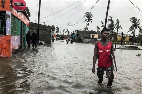 Cyclone Eloise brings floods to Mozambique's second city Beira - BBC News