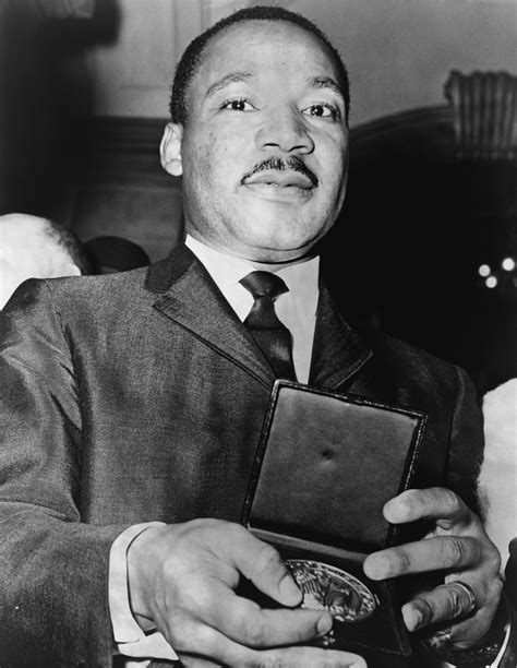 File:Martin Luther King Jr with medallion NYWTS.jpg - Wikimedia Commons
