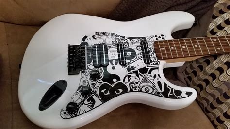 35 Sticker Bomb Guitar | Omnivorvora