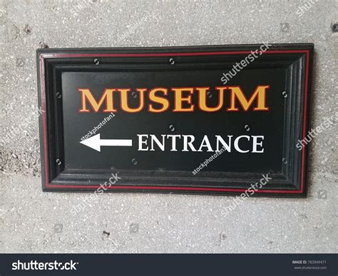 Sign That Says Museum Entrance Arrow Stock Photo 783949471 | Shutterstock