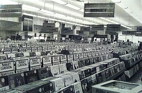 Peaches Records & Tapes, Brookpark Road, Cleveland, Ohio, 1977. | Brooklyn history, Outdoor ...