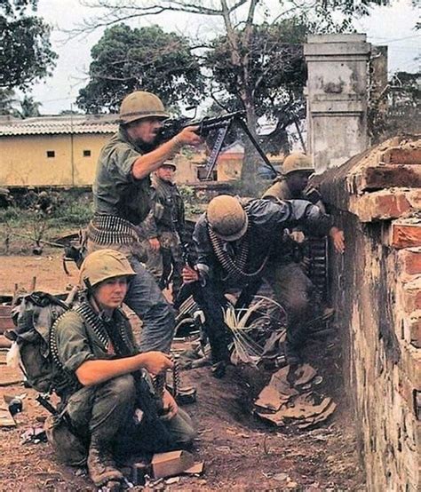 US Marines defending theirbposition in the city of Hue during the Tet Offensive, 1968. : r ...