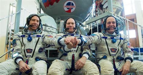 Russian Soyuz set to carry crew to space station - CBS News