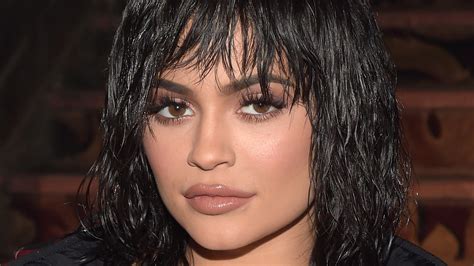 How Kylie Jenner Uses Eyeshadow as Eyeliner | StyleCaster