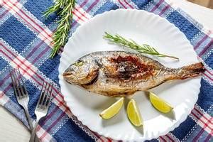 Raw Dorado fish with spices on parchment - Creative Commons Bilder