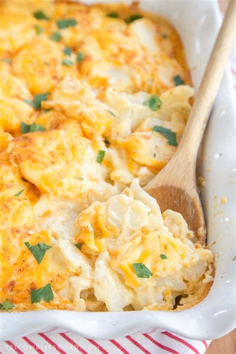 Cheesy Scalloped Potatoes (Au Gratin Potatoes) | YellowBlissRoad.com