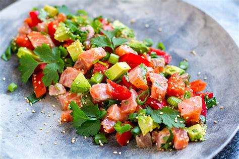 Lomi-Lomi Salmon & Avocado Salad - Detoxil