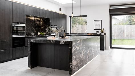 A Black Kitchen Perfect For Entertaining Friends | Extreme Design