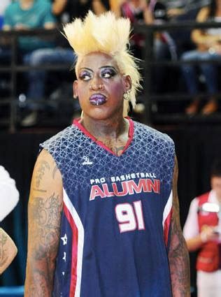 Photos - Bild - Galeria: DENNIS RODMAN WEDDING DRESS