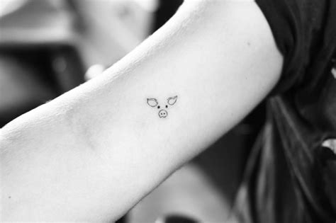 1,5cm fine line, single needle cute pig tattoo.