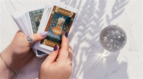 How to Build a Career in Tarot Card Reading?