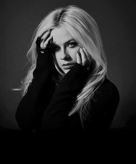 Avril Lavigne › Fashion World Biz