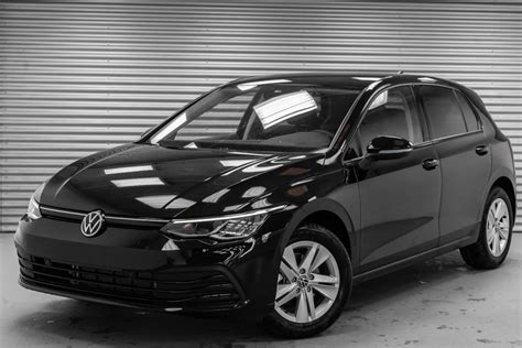 Volkswagen Golf VIII 1,5 TSI Life Vorlauffahrzeug Benzin Schaltgetriebe 5 Deep Black Metallic (2T)