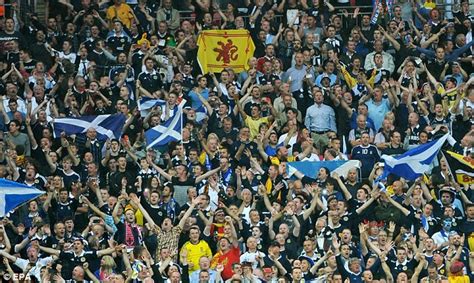 Scottish football fans' 10,000 beer cans cleared from Trafalgar Square | Daily Mail Online