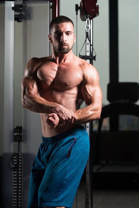 Bodybuilder Performing Side Chest Pose Stock Image - Image of lifestyle, indoors: 115915247