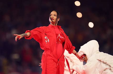 Rihanna schwanger? Super Bowl Halftime Show spornt Spekulationen an