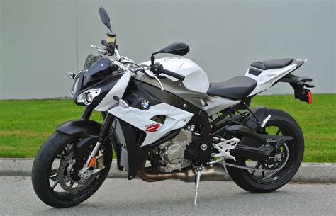 Motorcycle Review: 2014 BMW S1000R | Driving