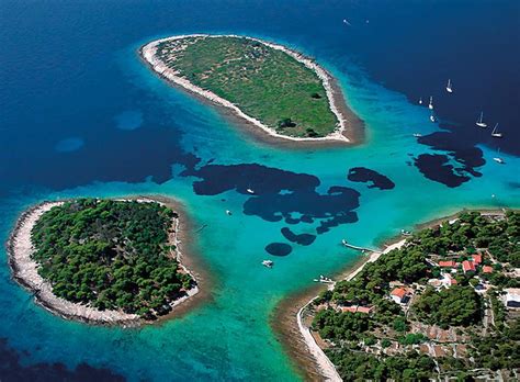 Three Island Tour (Blue Lagoon, Shipwreck, Maslinica) from Split | HAPPYtoVISIT.com