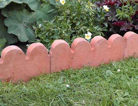 Revamp Your Yard with these Creative Backyard Fence Edging Ideas and Boost Your Curb Appeal!