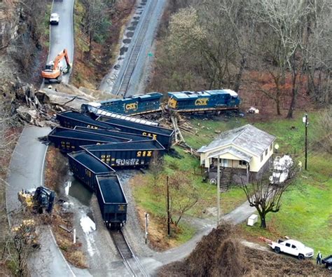 News Photo: No one injured in CSX derailment caused by rock slide - Trains