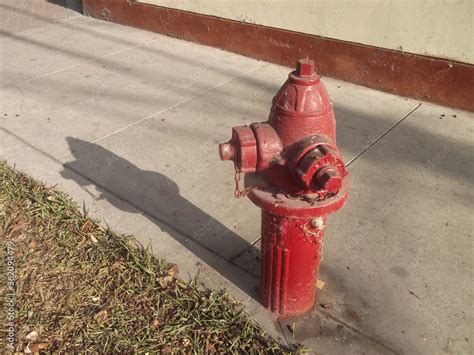 Hidrante rojo en calle. Toma de agua para bomberos. Stock Photo | Adobe Stock