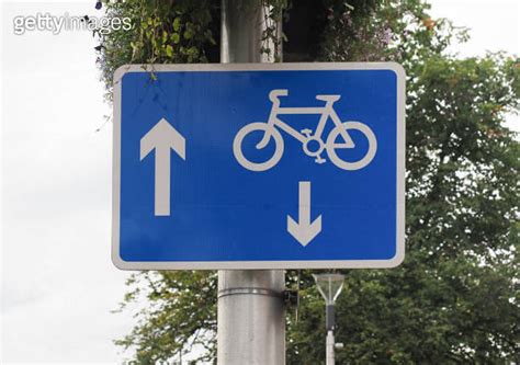 two way traffic bike lane sign 이미지 (2083484455) - 게티이미지뱅크