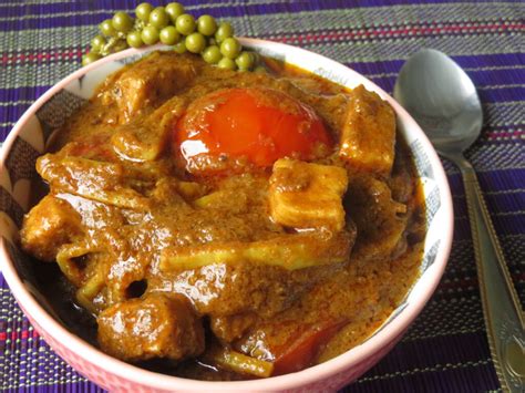 Burmese chicken curry with bamboo and tomatoes – Spicy Monkey