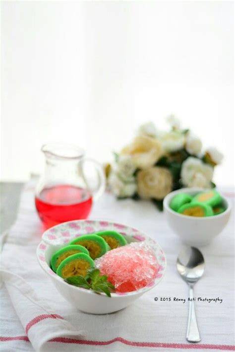 Es pisang ijo Indonesian Food, Delicacy, Dessert Ideas, Watermelon ...